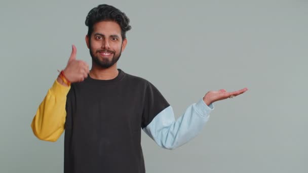 Młody Indianin Pokazuje Kciuki Górę Wskazując Puste Miejsce Obszar Reklamowy — Wideo stockowe