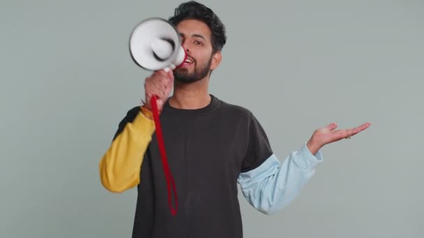 Hindus Rozmawiający Megafonem Głoszący Nowiny Głośno Ogłaszający Reklamę Ostrzegający Głośnikiem — Wideo stockowe