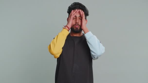 Хочу Слухати Слухати Розчарований Роздратований Індійський Чоловік Прикриває Вуха Жестом — стокове відео
