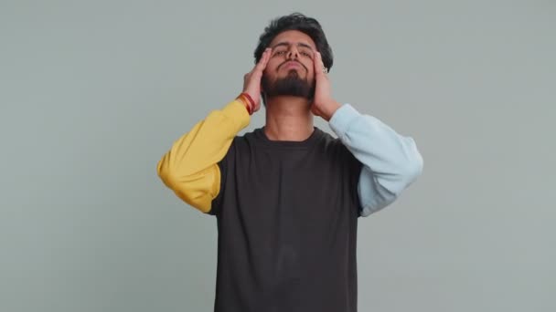Przystojny Indianin Brodaty Mężczyzna Swetrze Tarcie Świątyń Leczyć Ból Głowy — Wideo stockowe