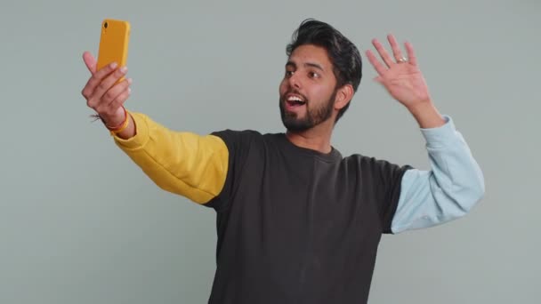 Hintli Erkek Gezgin Blogcu Akıllı Telefondan Selfie Çekiyor Aile Veya — Stok video