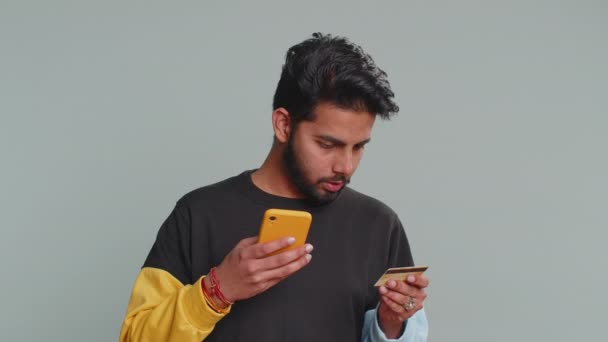 Szczery Indyjski Klient Człowiek Pomocą Karty Kredytowej Smartfona Podczas Przelewu — Wideo stockowe