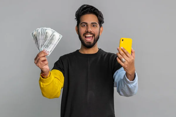 Hombre Indio Mirando Pantalla Del Teléfono Inteligente Sinceramente Regocijo Ganar —  Fotos de Stock