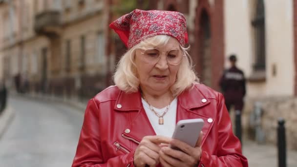 Donna Anziana Uso Smartphone Digitando Navigazione Perde Diventando Sorpreso Risultati — Video Stock