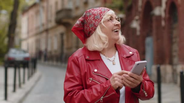 Porträt Einer Seniorin Die Mit Dem Smartphone Sms Tippt Und — Stockvideo