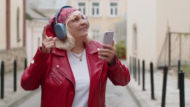 Felice Rilassato Anziano Elegante Donna Rocker Cuffie Wireless Scelta Ascoltando — Video Stock