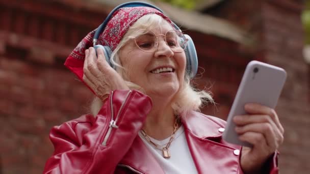 Close Portrait Happy Senior Stylish Rocker Woman Wireless Headphones Choosing — Stock Video