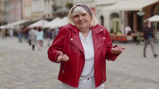 Nie Wiem Powiedzieć Zdezorientowana Starsza Kobieta Czuje Się Zakłopotana Niejednoznacznym — Wideo stockowe