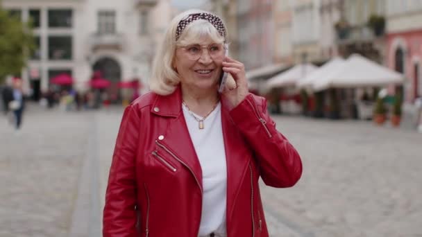 Szczęśliwa Seniorka Rozmawiająca Przez Smartfona Stara Dojrzała Babcia Rozmawiająca Przez — Wideo stockowe
