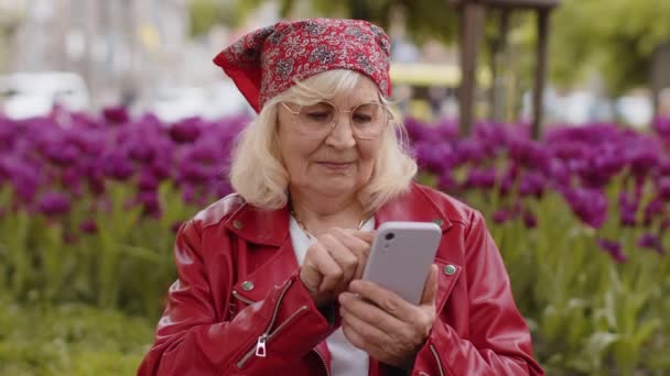 Lachende Oudere Vrouw Met Behulp Van Smartphone Typen Sms Berichten — Stockvideo