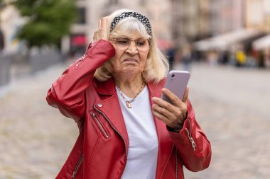 Son sınıf öğrencisi kadın akıllı telefon daktilo kullanıyor. Ani piyango sonuçlarını kaybediyor. Kötü haber, servet kaybı, başarısızlık. Şehir caddesinde yürüyen yaşlı bir büyükanne. Kasaba yaşam tarzları