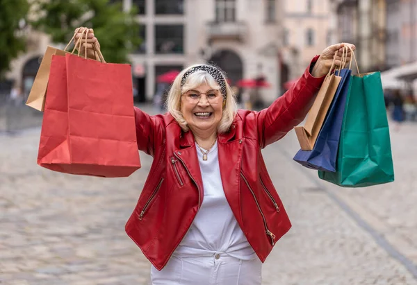Feliz Sorrindo Elegante Mulher Sênior Consumidor Shopaholic Após Venda Compras — Fotografia de Stock