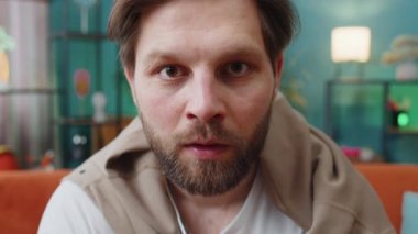 Aman Tanrım, vay canına. Heyecanlı genç adam büyük gözlerle kameraya bakarken şaşırdı. Ani zafer, iyi galibiyet haberi, kutlama. Evdeki kanepede oturan beyaz adamın portresi.