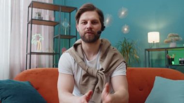 Kulaklık takan beyaz adamın POV 'u, serbest çalışan, çağrı merkezi ya da destek operatörü yardım hattı, müşteri ya da iş arkadaşı iletişim desteği ile el sallıyor. Sınıftaki adam.