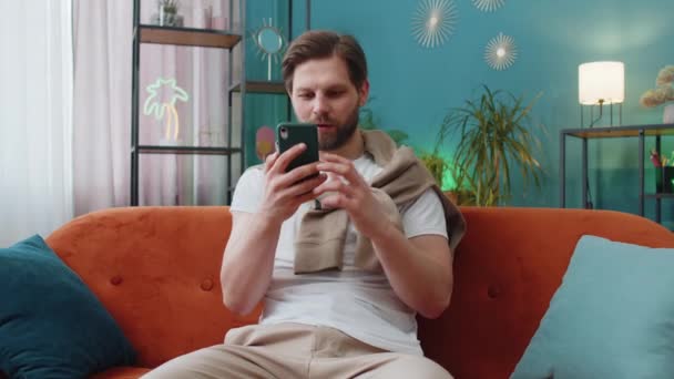 Uomo Felice Utilizzare Smartphone Cellulare Digitando Navigazione Dire Wow Scoperto — Video Stock