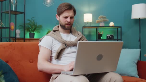 Незадоволений Кавказький Чоловік Використовує Ноутбук Роботи Браузерами Але Програє Стаючи — стокове відео