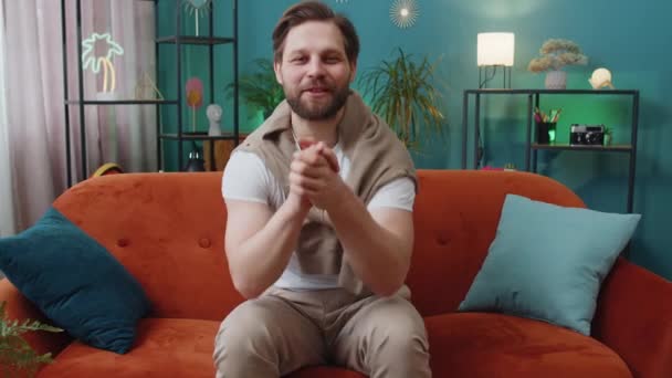 Hoş Geldiniz Beyaz Tenli Yakışıklı Adam Kameraya Gülümsüyor Sallıyor Merhaba — Stok video