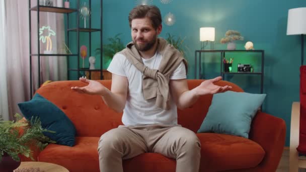 Wat Waarom Blanke Man Steekt Hand Verontwaardigde Uitdrukking Vraagt Reden — Stockvideo