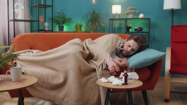 Malade Homme Caucasien Souffrant Froid Allergie Couché Sur Canapé Dans — Video
