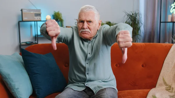 Non Piace Sconvolto Uomo Anziano Nonno Mostrando Pollici Verso Basso — Foto Stock