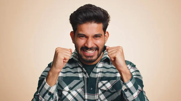 Счастливый Счастливый Индийский Человек Кричать Поднимая Кулаки Жесте Сделал Празднуя — стоковое фото