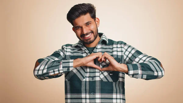 Влюблённый Мужчина Улыбающийся Бородатый Индийский Мужчина Лет Делает Сердечный Жест — стоковое фото