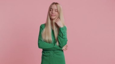 Sıkılmış beyaz kadın umursamaz, sıkıcı hikayelerden bıkmış, iletişim konuşmalarıyla ilgilenmeyen, hoşnutsuzlukla ilgilenmeyen, ilgisiz. Genç kız pembe stüdyo geçmişinde izole edilmiş.