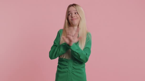 Não Quero Não Mulher Branca Jovem Confuso Apontando Dedos Ele — Vídeo de Stock