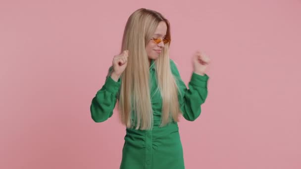 Vakker Ung Kvinne Som Hører Musikk Smiler Danser Disco Musikk – stockvideo