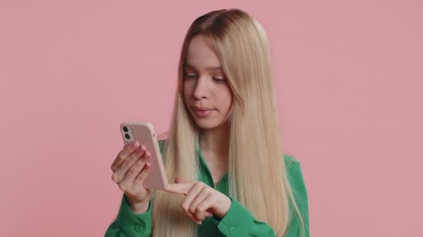 Кавказька Жінка Використовує Мобільні Телефони Які Друкують Телефони Програє Стає — стокове відео