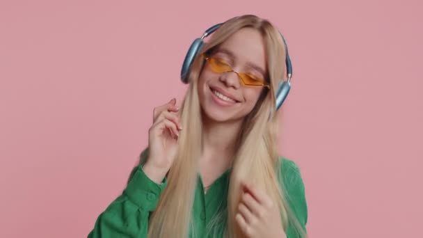 Joven Mujer Feliz Escuchando Música Través Auriculares Bailando Disco Tonteando — Vídeos de Stock