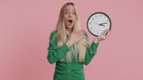 Zmieszana Kobieta Niepokojem Sprawdzająca Czas Zegarze Spóźniająca Się Pracy Opóźniająca — Wideo stockowe