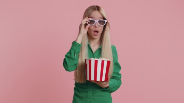 Jovem Muito Caucasiana Excitada Óculos Comendo Pipocas Assistindo Série Interessante — Vídeo de Stock