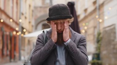 Mutsuz, sakallı, hayat endişelerini düşünen, adaletsiz bir durumdan muzdarip genç bir adam. Sorun, kötü hissetmek, sinirlenmek, tükenmek, keder. Hüsrana uğramış, yalnız, kızıl saçlı bir adam şehirde yürüyor.