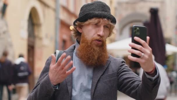 Joven Blogger Barbudo Tomando Selfie Smartphone Comunicando Videollamadas Línea Con — Vídeos de Stock