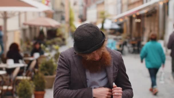 Ладно Счастливый Весёлый Молодой Бородатый Мужчина Одобрительно Смотрящий Камеру Показывающий — стоковое видео