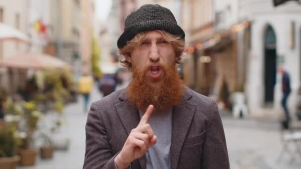 Неспокійний Засмучений Молодий Бородатий Чоловік Реагує Неприємну Жахливу Ідею Незадоволений — стокове відео