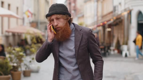 Irritato Nervoso Stressato Uomo Affari Parlando Urlando Due Telefoni Cellulari — Video Stock