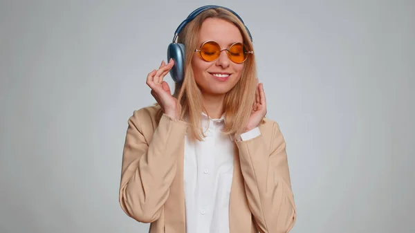 Ευτυχισμένη Γυναίκα Των Επιχειρήσεων Στα Ακουστικά Ακούγοντας Μουσική Και Χορεύοντας — Φωτογραφία Αρχείου