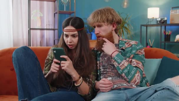 Ung Familj Gift Hippie Par Man Kvinna Använder Smartphone Skriva — Stockvideo