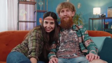 Aile içi nikahlı hippi çift dizüstü bilgisayarı olan erkek arkadaş ya da aileyle görüntülü bir konferans görüşmesi yapıyor, keyifli sohbetler ediyor. Koca karı gülüyor, el sallıyor, kameraya bakıyor.