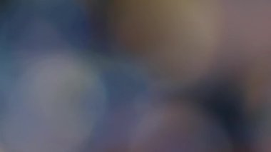 Çok renkli ışık siyah arkaplanda 4K görüntü sızdırıyor. Stüdyoda gaz sızıntısı var. Doğal aydınlatma ışınları bokeh etkisi. Çekimlerinizi birleştirmek, videoyu biçimlendirmek, geçişlerinizi