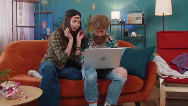 Jonge Familie Getrouwd Hippie Paar Man Vrouw Gebruiken Laptop Typen — Stockvideo