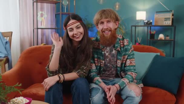 Mutlu Genç Aile Evliliği Hippi Erkek Kadın Kameraya Gülümsüyor Sallıyor — Stok video