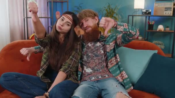 Afkeer Overstuur Familie Huwelijk Hippie Paar Man Vrouw Tonen Duimen — Stockvideo