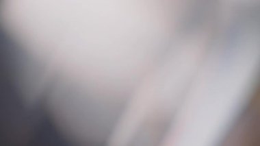 Işık sızıntısı 4K görüntüsü. Lens parlaklığı bokeh örtüleri, yanan alev arka planı. Görüntülerinizi birleştirmek, videoyu biçimlendirmek, dönüşümleri sağlamak için. Odaklanmış lamba flaş ışını etkisi. Işık titreşimleri ve ışıltı