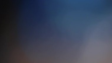Çok renkli ışık siyah arkaplanda 4K görüntü sızdırıyor. Stüdyoda gaz sızıntısı var. Doğal aydınlatma ışınları bokeh etkisi. Çekimlerinizi birleştirmek, videoyu biçimlendirmek, geçişlerinizi