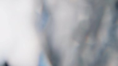 Çok renkli ışık siyah arkaplanda 4K görüntü sızdırıyor. Stüdyoda gaz sızıntısı var. Doğal aydınlatma ışınları bokeh etkisi. Çekimlerinizi birleştirmek, videoyu biçimlendirmek, geçişlerinizi