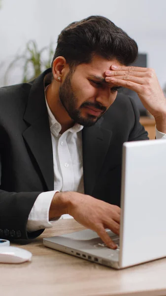 Indian Businessman Programmer Software Developer Working Laptop Loses Becoming Surprised — Foto Stock