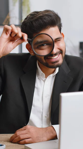 Forskare Forskare Affärsman Som Arbetar Hemmakontoret Håller Förstoringsglas Nära Ansiktet — Stockfoto